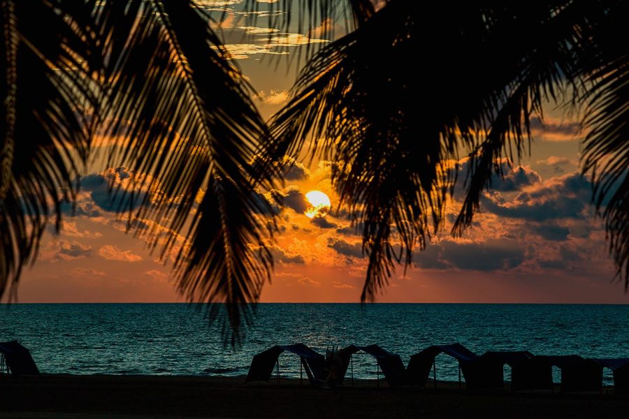 Cartagena Hotel Dorado Plaza – Playa Blanca Sector VIP + Atardecer Romántico